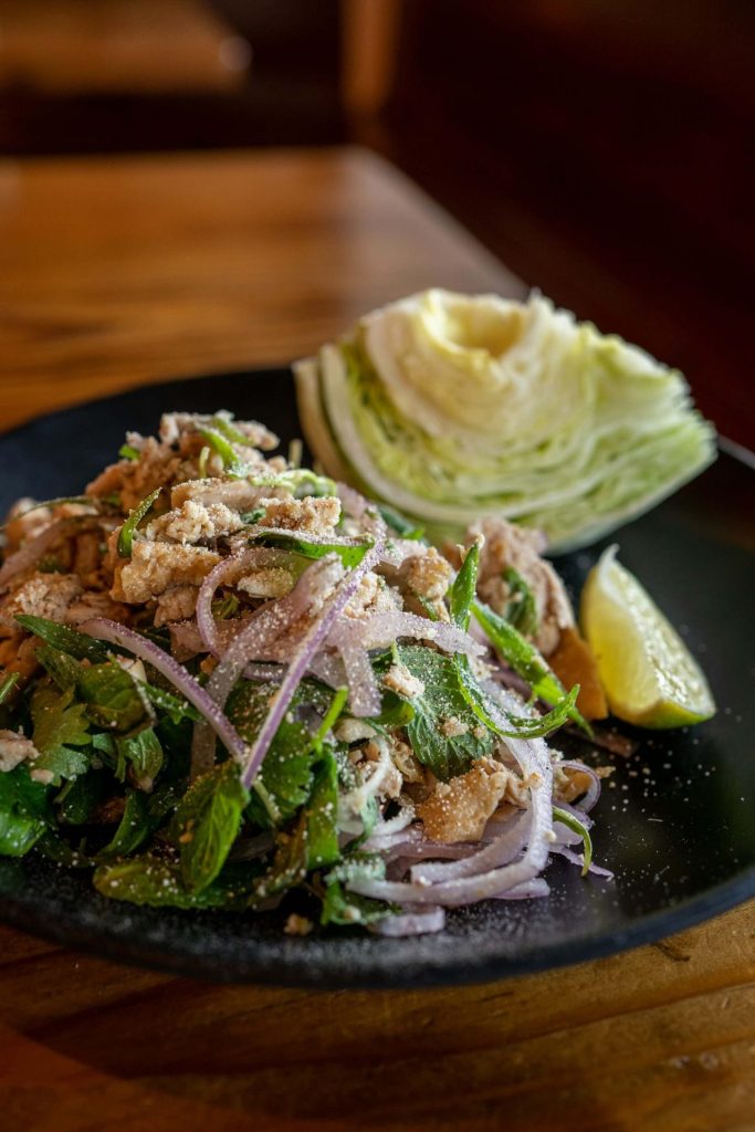 Laap de poulet, salade du Laos