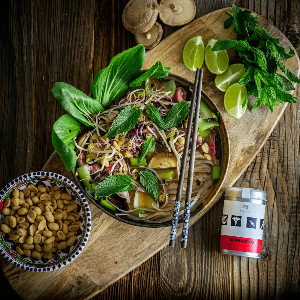 Bol de nouilles, herbes fraîches et citron vert