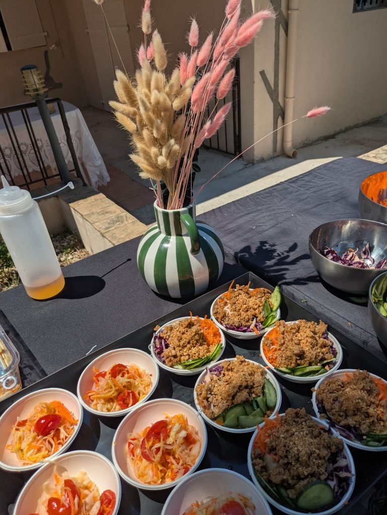 Bols et salades dressés au buffet de Madame qui Riz