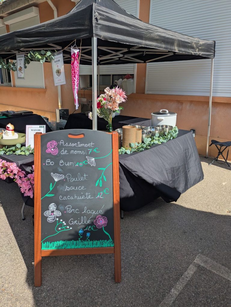 Le stand de Madame qui Riz, avec l’ardoise du menu
