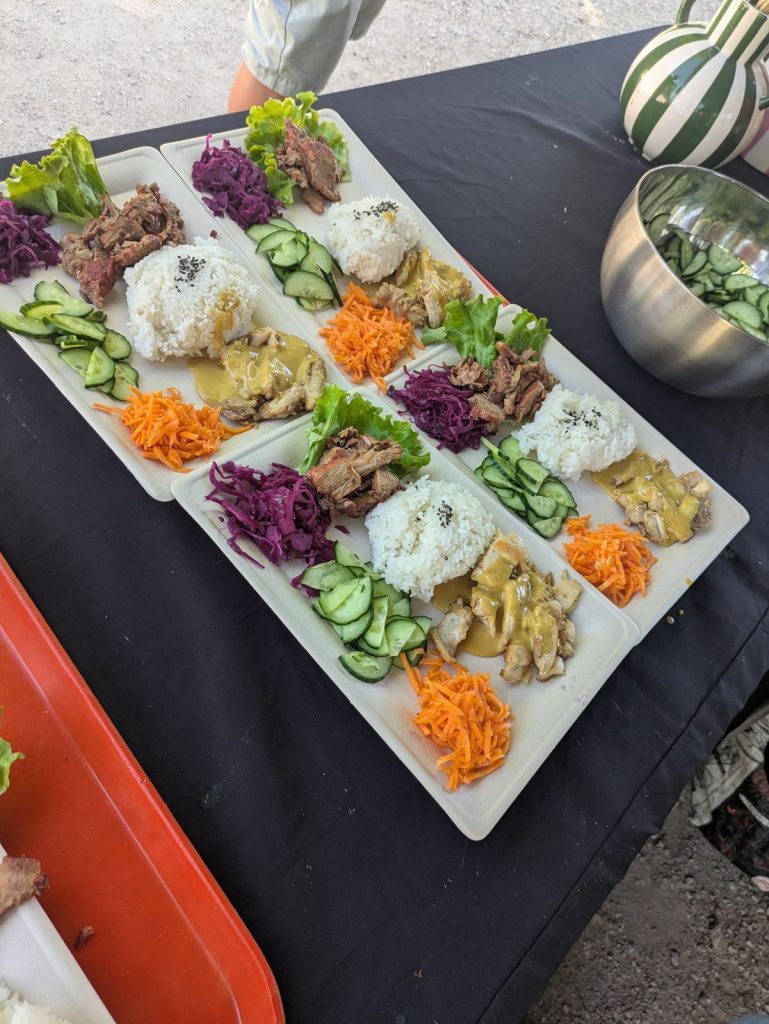 Plateau de buffet livré prêt à servir : riz, grillades, crudités