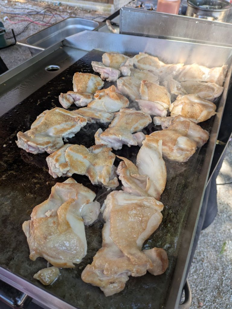 Poulet mariné grillé sur place, devant les invités