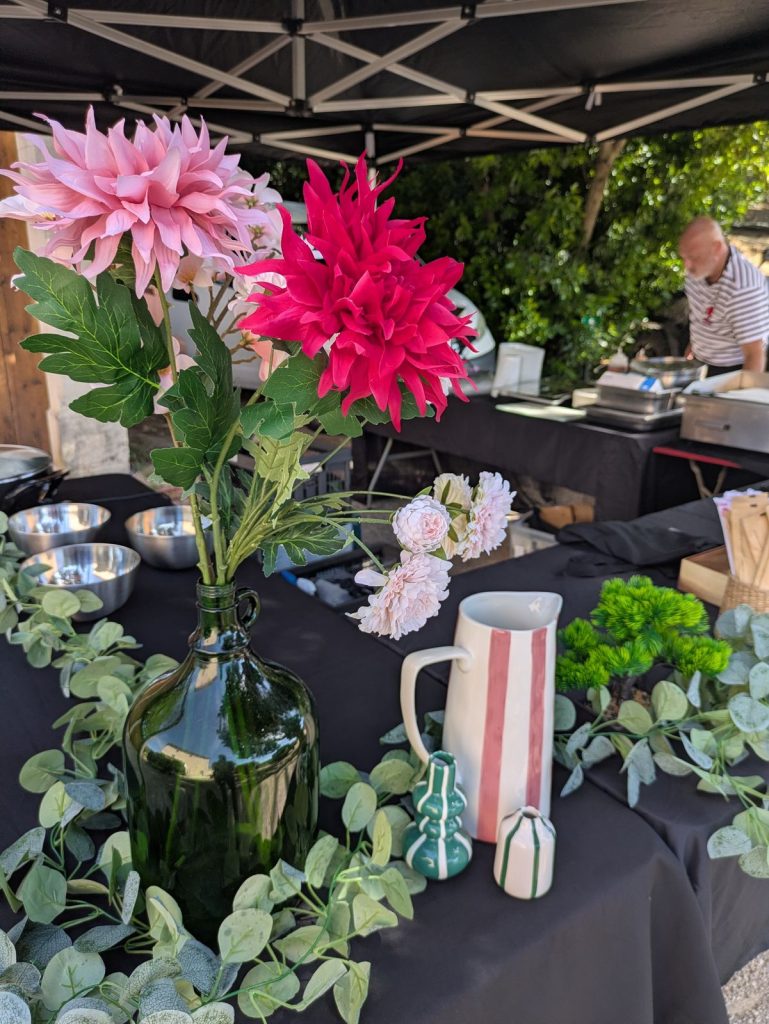Fleurs et vaisselle sur le stand de Madame qui Riz