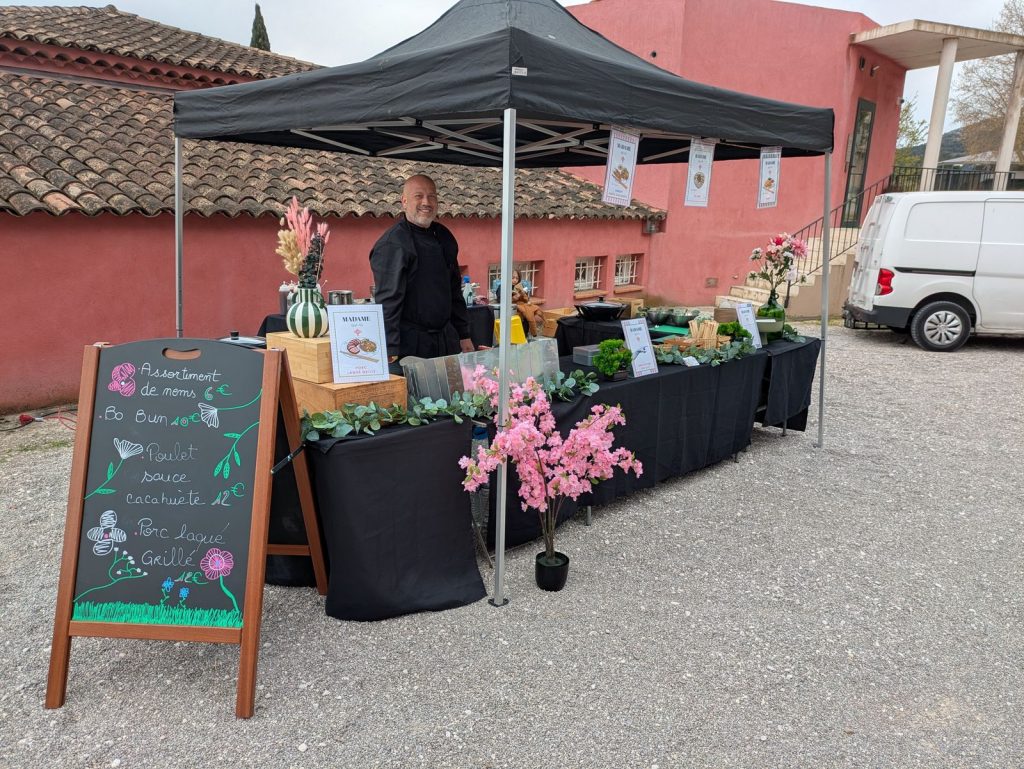 Le stand de Madame qui Riz installé sur un marché du Pays d’Aix