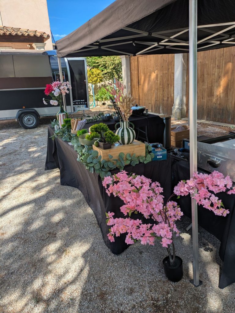 Le stand fleuri de Madame qui Riz, traiteur asiatique à Bouc-Bel-Air